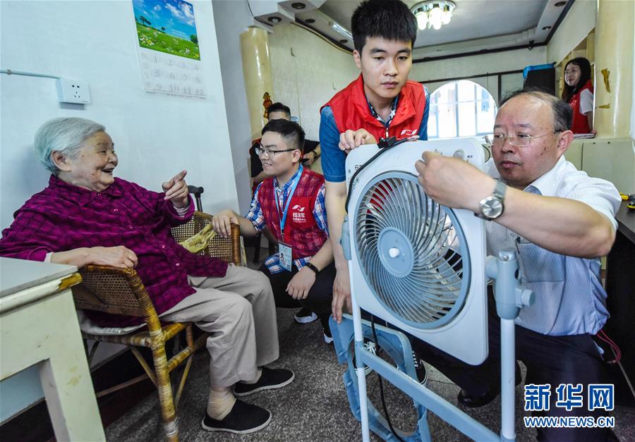 （社會(huì)）（2）“國際家庭日”志愿者溫暖空巢老人