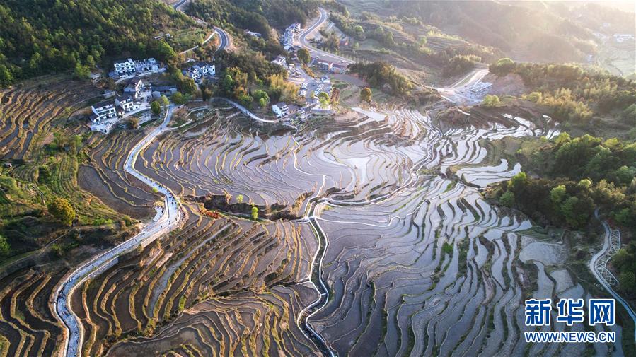 （壯闊東方潮 奮進(jìn)新時(shí)代——慶祝改革開放40年）（8）美麗中華大地書寫綠色傳奇