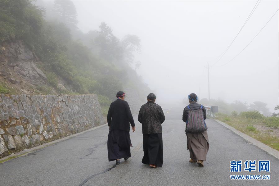 （圖文互動）（10）特寫：“八一”禮物，飛向云端哨所