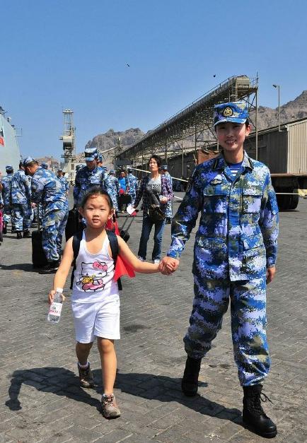 2015年3月，也門，海軍女戰(zhàn)士牽著一名小女孩的手準備登上軍艦。