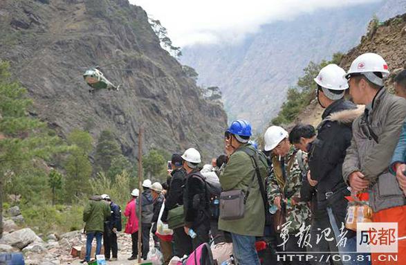 2015年4月，因地震被困尼泊爾的中國公民準備登機