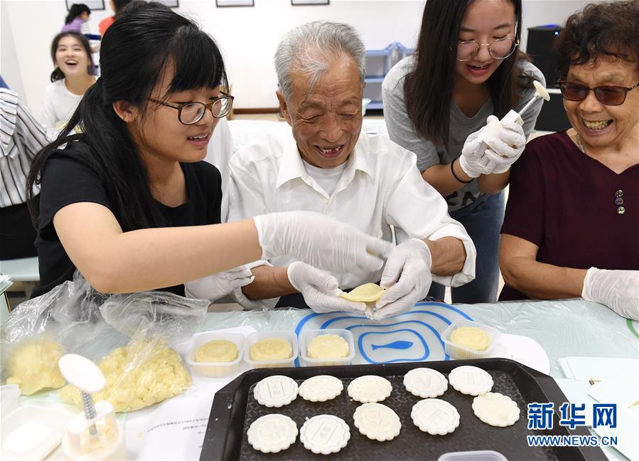 （社會(huì)）（2）南京：愛(ài)心人士與南京大屠殺幸存者共迎中秋