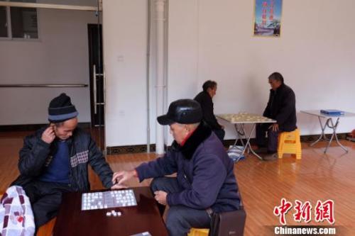 資料圖：老人們在下棋。徐學練 攝。