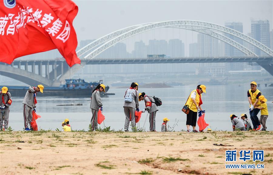 （在習(xí)近平新時代中國特色社會主義思想指引下——新時代新作為新篇章·總書記關(guān)切高質(zhì)量發(fā)展·圖文互動）（1）在藍(lán)天白云下——污染防治攻堅戰(zhàn)持續(xù)推進(jìn)