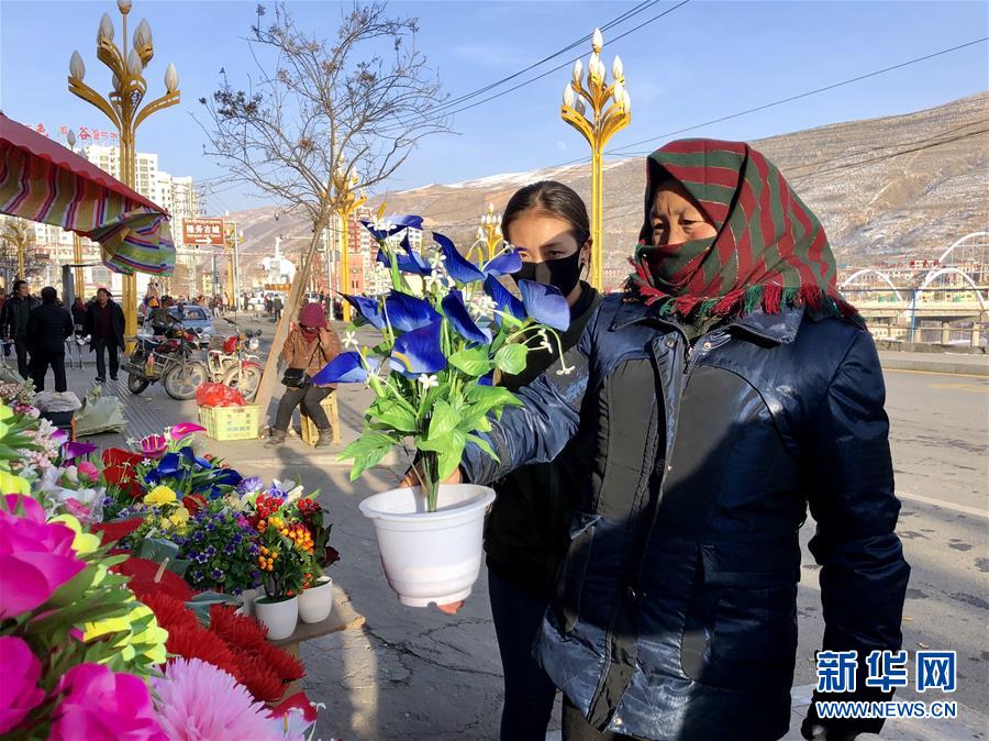 （新春走基層·圖文互動）（2）“只要備好年貨，新的一年就可以風調雨順”——臘月藏區(qū)年貨市場見聞