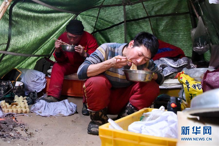 （新春走基層·圖文互動）（6）大漠中，一頂帳篷守歲五年