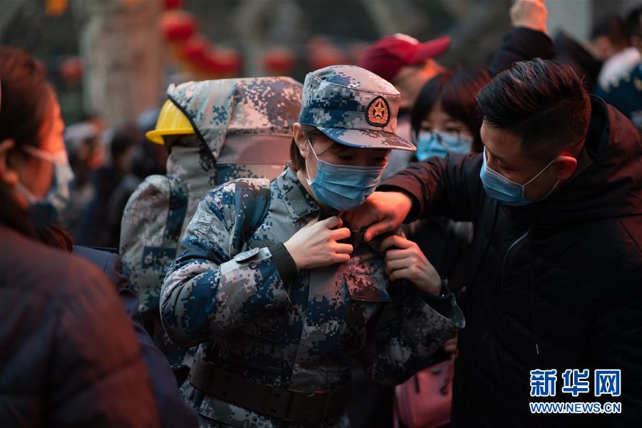 （新型肺炎疫情防控·圖文互動(dòng)）（1）除夕夜，他們這樣出征——空軍軍醫(yī)大學(xué)醫(yī)療隊(duì)出征武漢疫區(qū)見聞