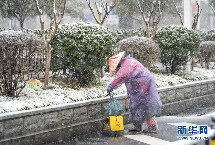 （新華全媒頭條·圖文互動(dòng)）（31）風(fēng)雨無阻向前進(jìn)——寫在全國疫情防控阻擊戰(zhàn)取得重大戰(zhàn)略成果之際