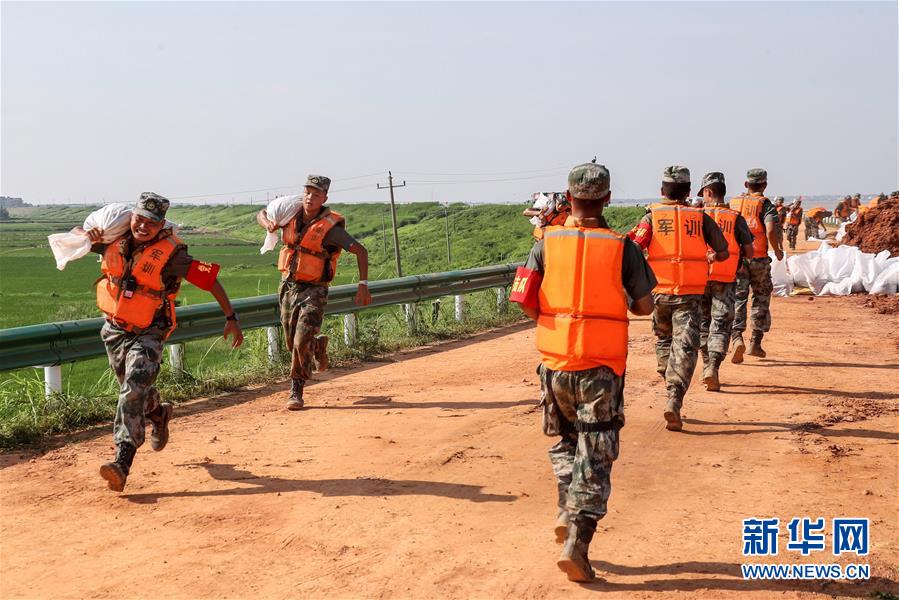 （防汛抗洪·圖文互動）（5）洪水不退，子弟兵誓死不退——解放軍和武警部隊官兵參與洪澇災(zāi)害搶險救援記事