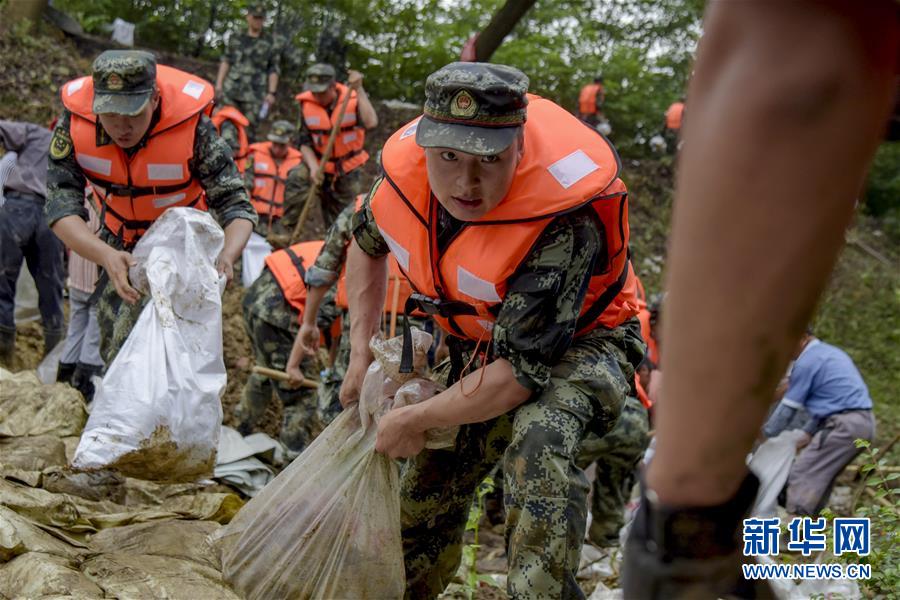 （防汛抗洪·圖文互動）（6）洪水不退，子弟兵誓死不退——解放軍和武警部隊官兵參與洪澇災(zāi)害搶險救援記事