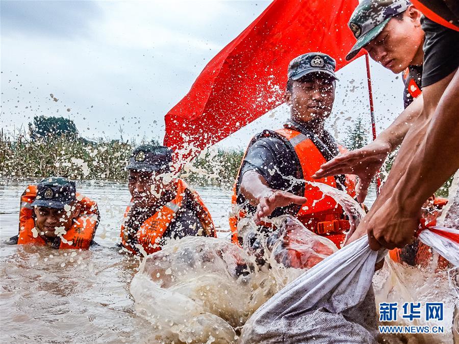 （防汛抗洪·圖文互動）（9）洪水不退，子弟兵誓死不退——解放軍和武警部隊官兵參與洪澇災(zāi)害搶險救援記事