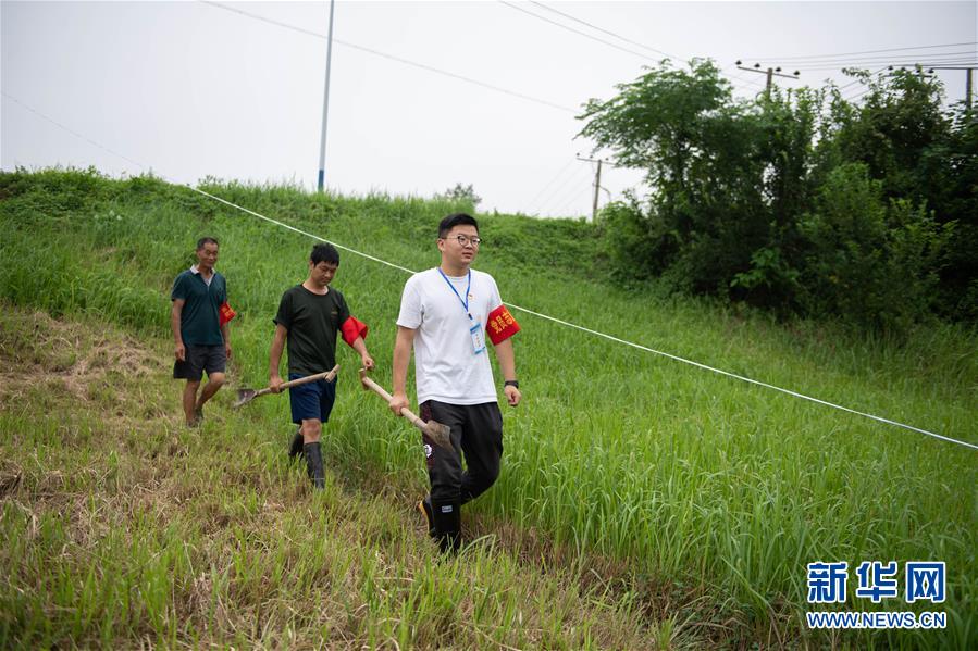 （防汛抗洪·圖文互動(dòng)）（3）在大堤上成長，為人民守護(hù)——洪水中的青年“生力軍”