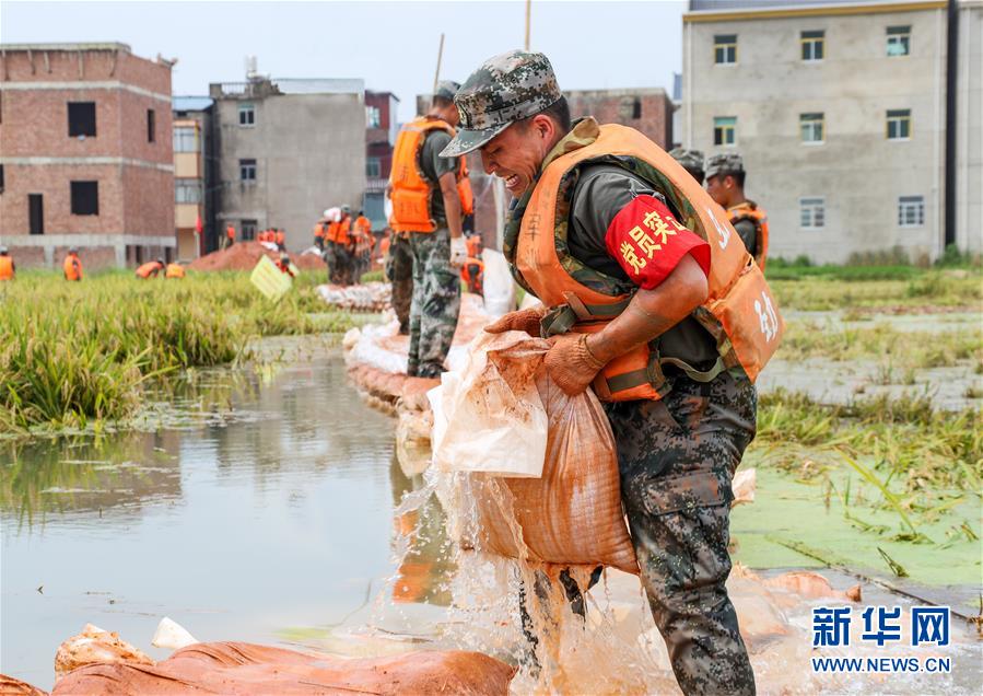 （防汛抗洪·圖文互動）（2）解放軍和武警抗洪搶險部隊各級黨組織充分發(fā)揮戰(zhàn)斗堡壘作用