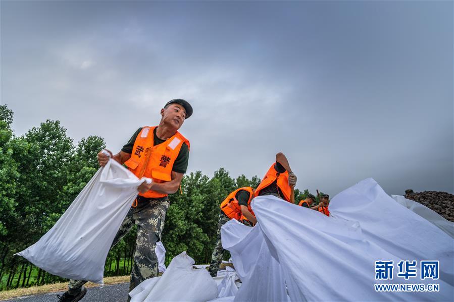 （防汛抗洪·圖文互動(dòng)）（1）安徽望江縣：不讓洪水越過雷池“半步”