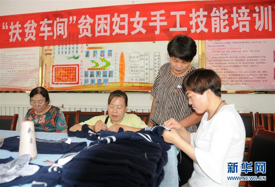 （決戰(zhàn)決勝脫貧攻堅(jiān)·圖文互動）（1）內(nèi)蒙古河套：一雙巧手、一副棒針、一團(tuán)毛線打造貧困戶“炕頭經(jīng)濟(jì)”
