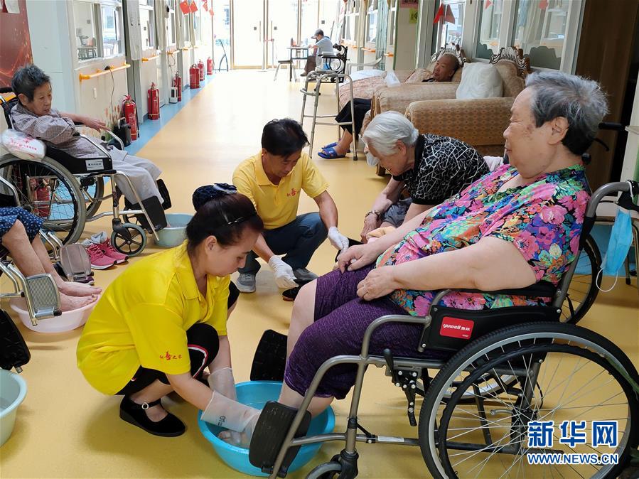 （走向我們的小康生活·圖文互動）（3）北京“老有所養(yǎng)”的床邊、身邊、周邊事