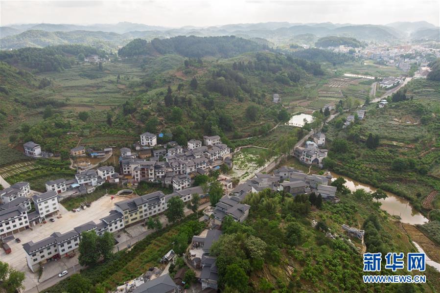 （集中連片特困地區(qū)貧困村調(diào)研行·圖文互動）（4）百果園里幸福長——湖南鳳凰縣菖蒲塘村脫貧調(diào)查