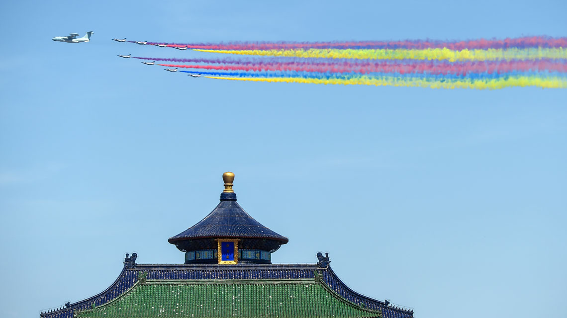 領(lǐng)隊(duì)機(jī)梯隊(duì)從天壇祈年殿上空飛過(guò)