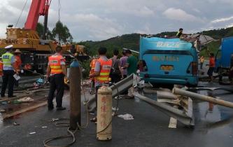 廣東龍門(mén)發(fā)生客車(chē)側(cè)翻事故致19人死亡