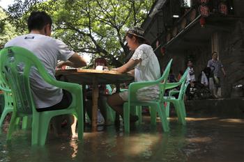 “水中茶館”享清涼