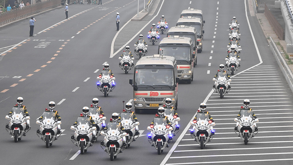 “七一勛章”獲得者集體乘坐禮賓車從住地出發(fā)