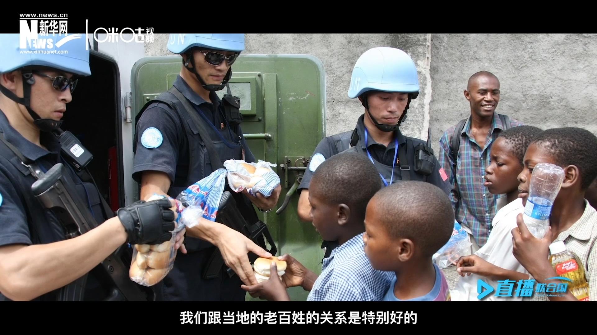 這群胸前印著五星紅旗的警察，在當?shù)孛癖娦睦镉兄恋榈榈姆萘?，也傳遞出許多的善意與感動。