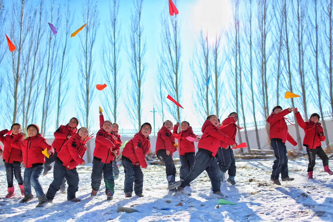 2017年11月15日， “多一克溫暖”公益行動(dòng)走進(jìn)北疆地區(qū)，實(shí)現(xiàn)了從物質(zhì)捐贈(zèng)到“物質(zhì)+精神”溫暖的升級(jí)。 “體操冠軍”楊威、好妹妹樂隊(duì)等傾情加盟，不僅為孩子們帶來加厚羽絨服和御寒物資，還準(zhǔn)備了溫暖的課堂。