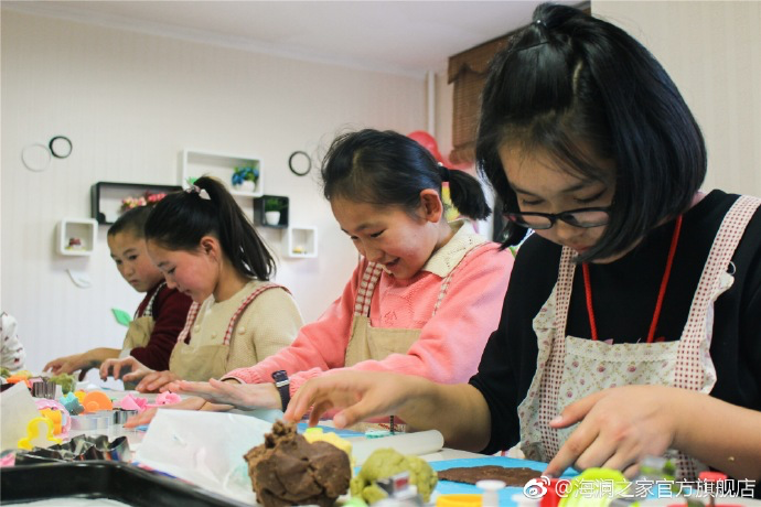 在北京，孩子們上了一節(jié)別開生面的廚藝課——手工DIY餅干。孩子們腦洞大開親自上手，從制作到出爐不僅留下了噴香的餅干，還留下了珍貴的回憶。親手做的餅干孩子們舍不得獨(dú)享，成為了回程路上最重要的“伴手禮”