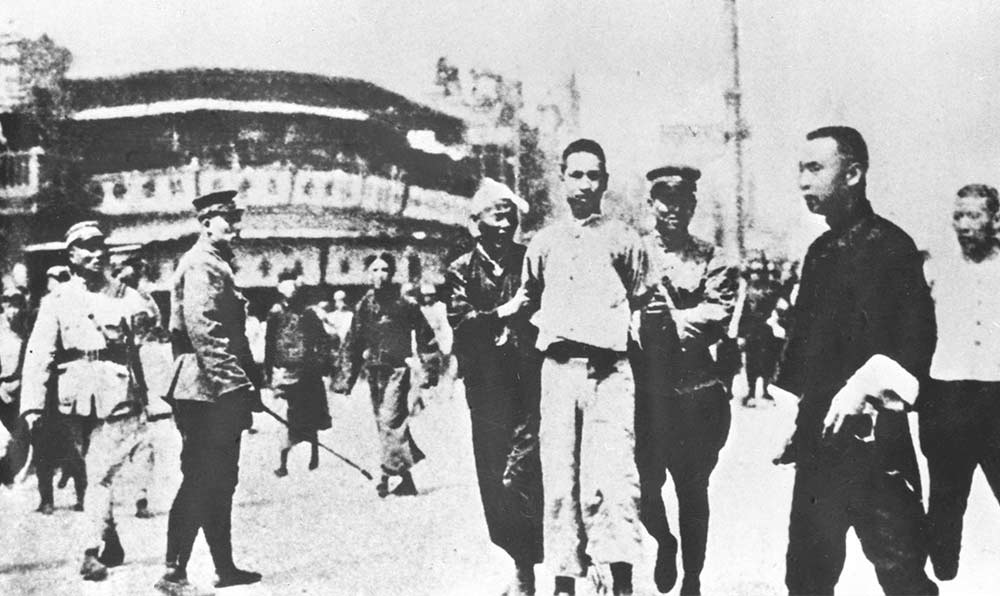 1927年4月12日 “四?一二”反革命政變，國民黨反動派捕殺大批共產(chǎn)黨員和工人、學(xué)生、群眾