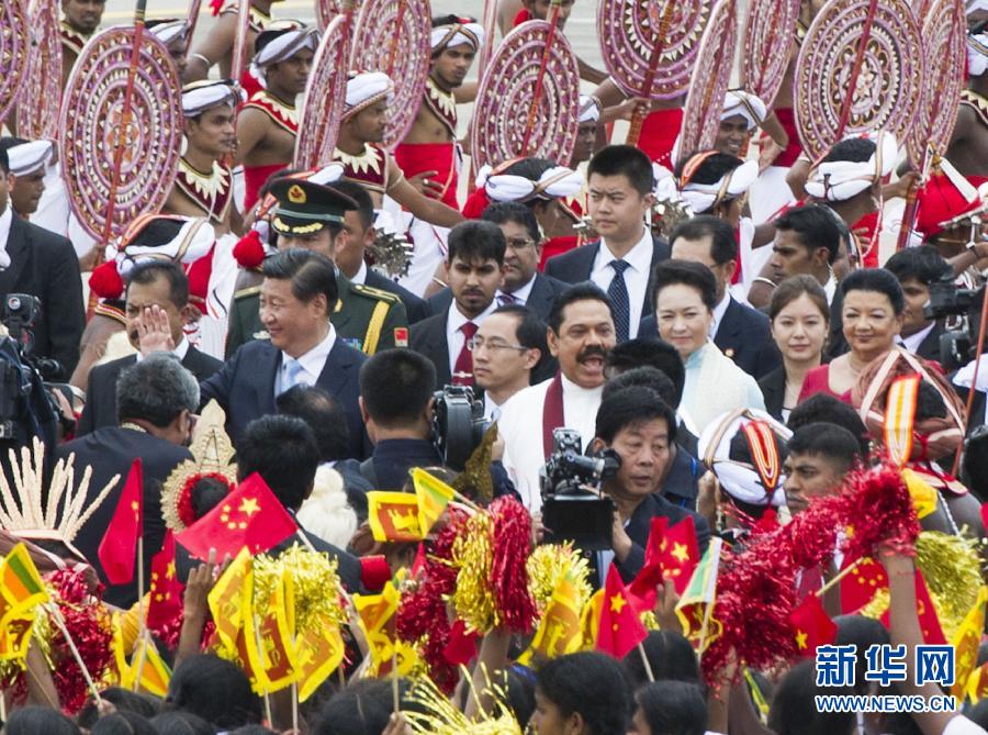 9月16日，國(guó)家主席習(xí)近平抵達(dá)科倫坡，開(kāi)始對(duì)斯里蘭卡進(jìn)行國(guó)事訪問(wèn)。在班達(dá)拉奈克國(guó)際機(jī)場(chǎng)，習(xí)近平和夫人彭麗媛受到拉賈帕克薩總統(tǒng)夫婦熱情迎接。新華社記者黃敬文攝 