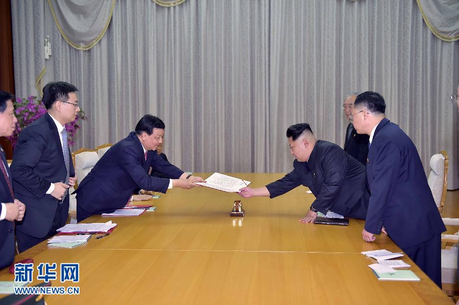 10月9日，中共中央政治局常委、中央書記處書記劉云山在平壤百花園迎賓館會見朝鮮勞動黨第一書記金正恩。這是劉云山向金正恩轉(zhuǎn)交習近平總書記的親署函。新華社記者 李濤 攝