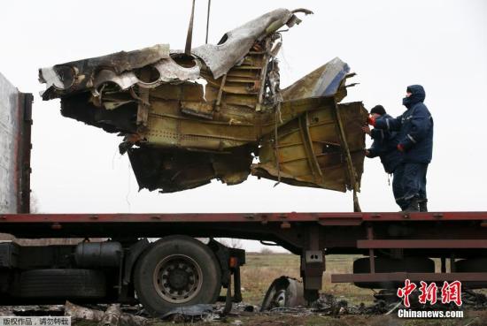 資料圖：2014年11月16日，烏克蘭頓涅茨克地區(qū)，墜毀MH17飛機事故現(xiàn)場成功搜尋到起落架的部分殘骸，一大塊機身殘片等。