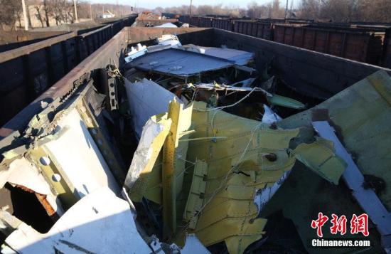 資料圖：烏克蘭頓涅茨克，MH17墜毀客機的殘骸裝上火車。圖片來源：CFP視覺中國