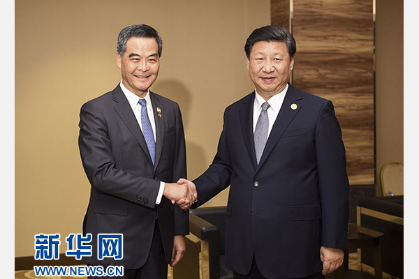 11月18日，國家主席習(xí)近平在菲律賓馬尼拉會(huì)見前來出席亞太經(jīng)合組織第二十三次領(lǐng)導(dǎo)人非正式會(huì)議的香港特別行政區(qū)行政長官梁振英。新華社記者謝環(huán)馳攝