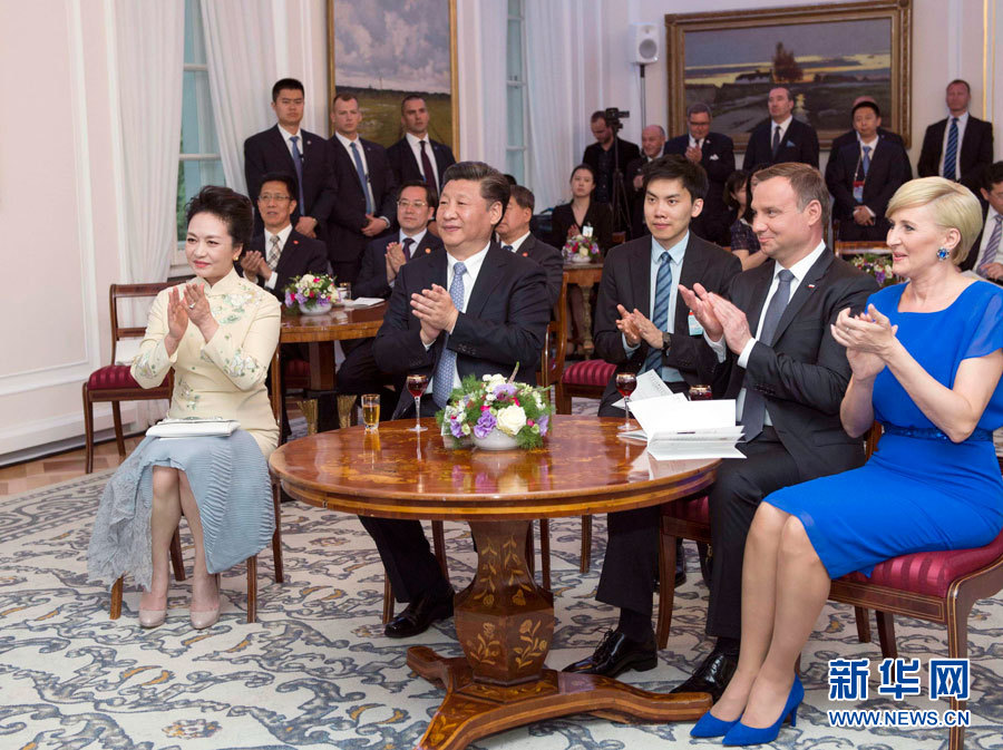 6月19日，國家主席習(xí)近平和夫人彭麗媛下午抵達(dá)波蘭首都華沙，當(dāng)晚即應(yīng)邀來到貝爾維德宮做客。這是習(xí)近平和彭麗媛同杜達(dá)夫婦共同欣賞波蘭馬佐夫舍民族歌舞團(tuán)的精彩演出。新華社記者 謝環(huán)馳 攝 