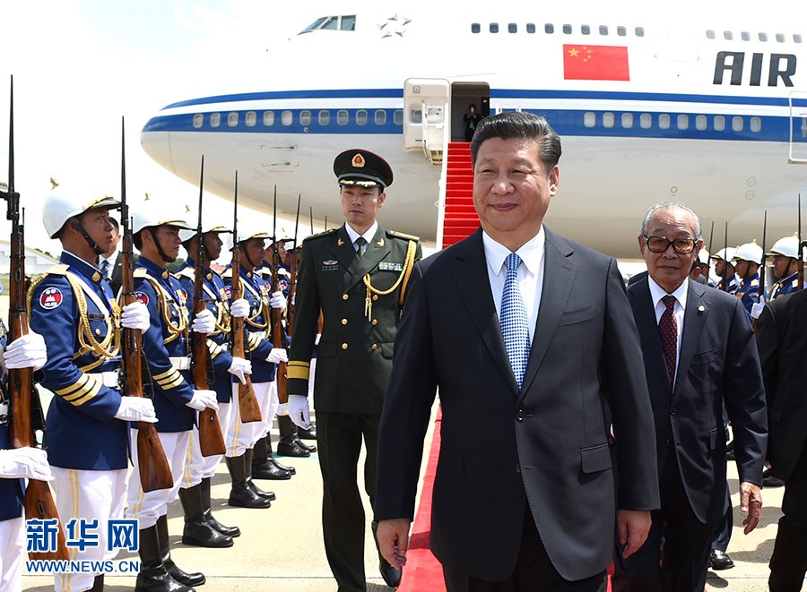 10月13日，國(guó)家主席習(xí)近平乘專機(jī)抵達(dá)金邊國(guó)際機(jī)場(chǎng)，開始對(duì)柬埔寨王國(guó)進(jìn)行國(guó)事訪問。柬埔寨副首相兼王宮事務(wù)大臣貢桑奧親王和夏卡朋親王、阿倫公主等在舷梯旁熱情迎接習(xí)近平主席。新華社記者　謝環(huán)馳　攝