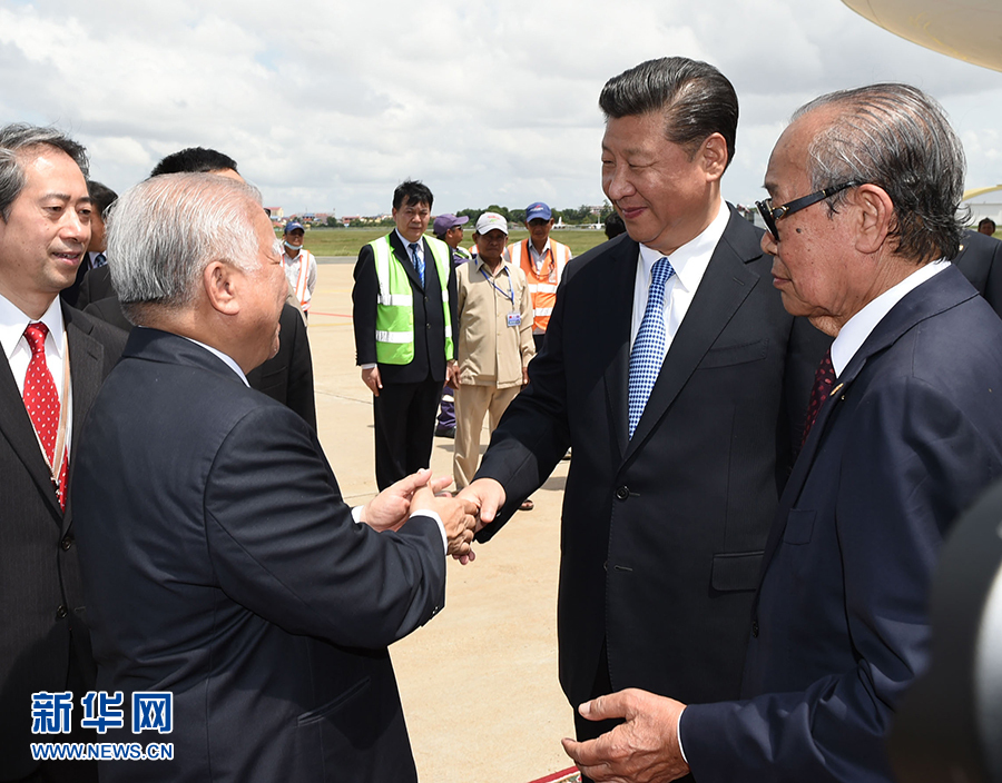 10月13日，國(guó)家主席習(xí)近平乘專機(jī)抵達(dá)金邊國(guó)際機(jī)場(chǎng)，開始對(duì)柬埔寨王國(guó)進(jìn)行國(guó)事訪問。柬埔寨副首相兼王宮事務(wù)大臣貢桑奧親王和夏卡朋親王、阿倫公主等在舷梯旁熱情迎接習(xí)近平主席。新華社記者　謝環(huán)馳　攝