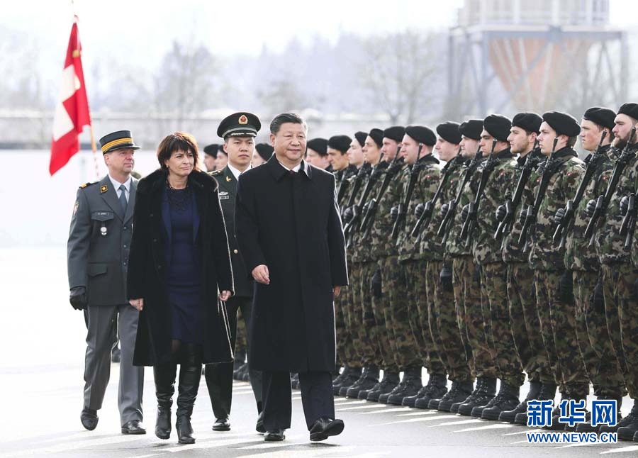 1月15日，國(guó)家主席習(xí)近平乘專機(jī)抵達(dá)蘇黎世，開(kāi)始對(duì)瑞士聯(lián)邦進(jìn)行國(guó)事訪問(wèn)。 這是習(xí)近平在瑞士聯(lián)邦主席洛伊特哈德陪同下檢閱儀仗隊(duì)。新華社記者 蘭紅光 攝