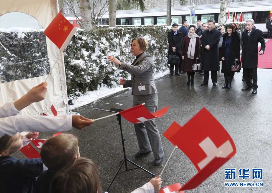 這是習(xí)近平和夫人彭麗媛在伯爾尼克爾薩茨火車(chē)站觀看瑞士童聲合唱團(tuán)表演。 新華社記者 蘭紅光 攝