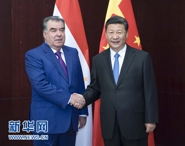 6月9日，國家主席習(xí)近平在阿斯塔納會(huì)見塔吉克斯坦總統(tǒng)拉赫蒙。新華社記者 李濤 攝