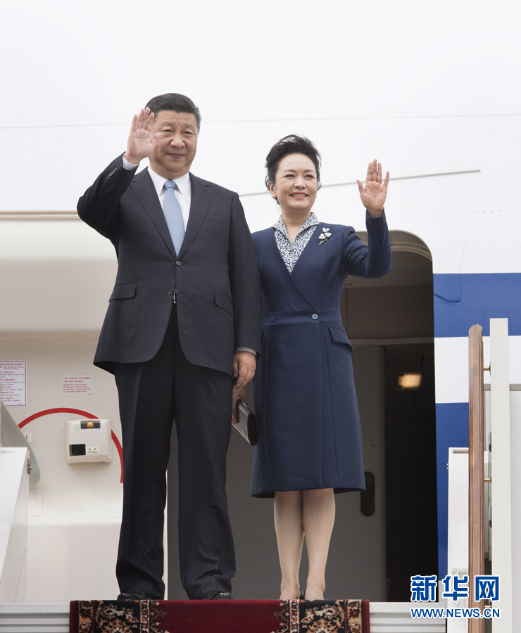 7月3日，國(guó)家主席習(xí)近平乘專(zhuān)機(jī)抵達(dá)莫斯科，開(kāi)始對(duì)俄羅斯聯(lián)邦進(jìn)行國(guó)事訪問(wèn)。這是習(xí)近平和夫人彭麗媛步出艙門(mén)。 新華社記者 李學(xué)仁 攝