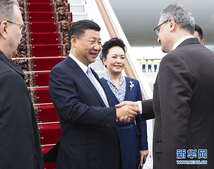 7月3日，國(guó)家主席習(xí)近平乘專(zhuān)機(jī)抵達(dá)莫斯科，開(kāi)始對(duì)俄羅斯聯(lián)邦進(jìn)行國(guó)事訪問(wèn)。這是習(xí)近平和夫人彭麗媛受到俄羅斯政府高級(jí)官員熱情迎接。新華社記者 謝環(huán)馳 攝 