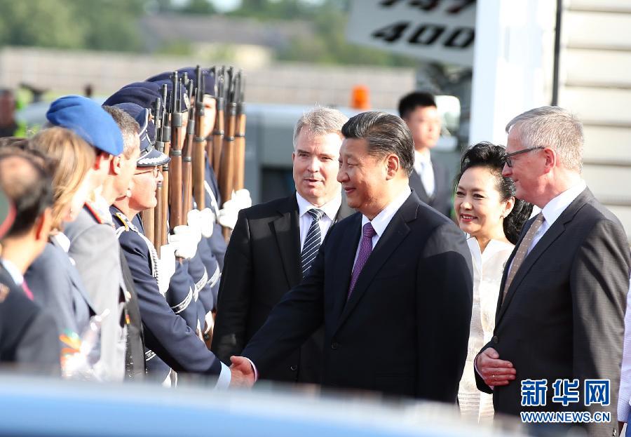 7月4日，國家主席習(xí)近平乘專機(jī)抵達(dá)柏林，開始對德意志聯(lián)邦共和國進(jìn)行國事訪問。德國政府高級官員在舷梯旁迎接習(xí)近平和夫人彭麗媛。新華社記者 姚大偉 攝