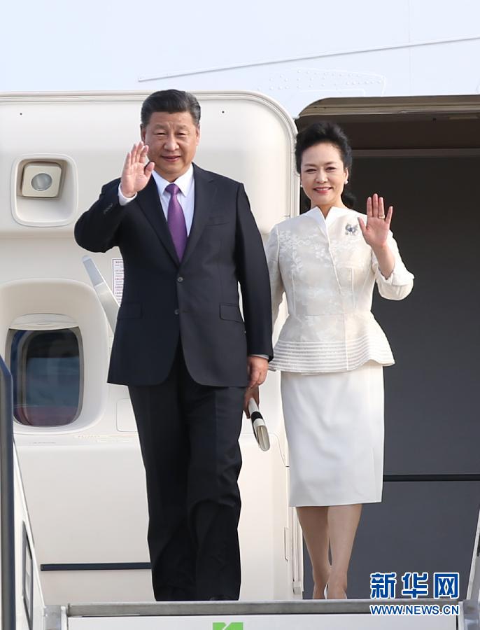 7月4日，國家主席習(xí)近平乘專機(jī)抵達(dá)柏林，開始對德意志聯(lián)邦共和國進(jìn)行國事訪問。這是習(xí)近平和夫人彭麗媛步出艙門。 新華社記者 姚大偉 攝