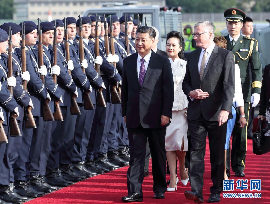 7月4日，國家主席習(xí)近平乘專機(jī)抵達(dá)柏林，開始對德意志聯(lián)邦共和國進(jìn)行國事訪問。德國政府高級官員在舷梯旁迎接習(xí)近平和夫人彭麗媛。新華社記者 王曄 攝