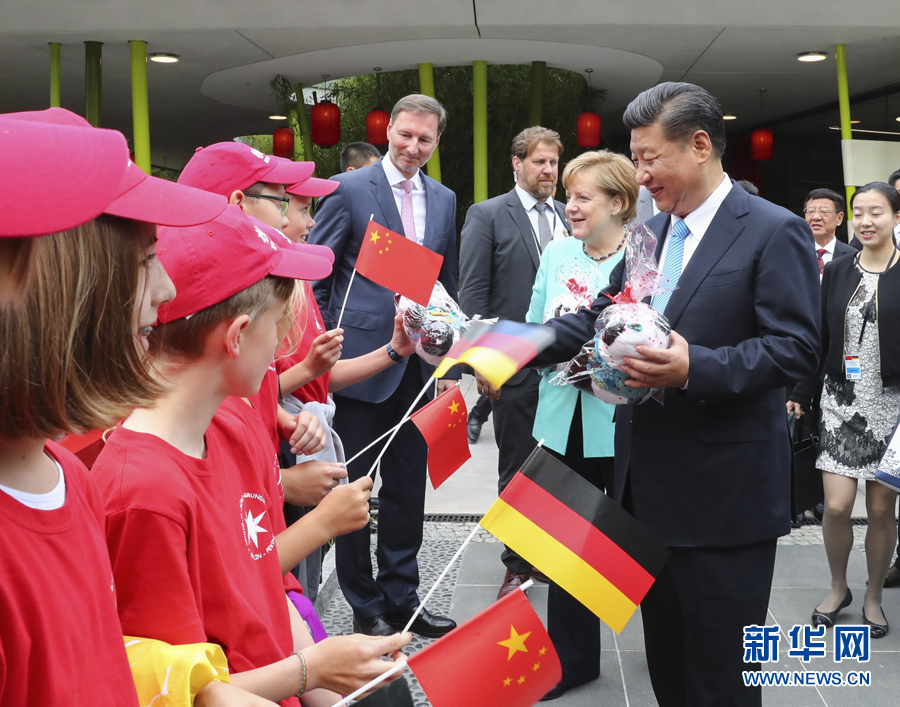 7月5日，國(guó)家主席習(xí)近平同德國(guó)總理默克爾共同出席柏林動(dòng)物園大熊貓館開(kāi)館儀式。這是習(xí)近平向現(xiàn)場(chǎng)的孩子們贈(zèng)送大熊貓毛絨玩具。 新華社記者謝環(huán)馳 攝