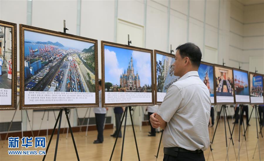 （國(guó)際）（2）“中國(guó)特色社會(huì)主義建設(shè)成就圖片展”在平壤開展