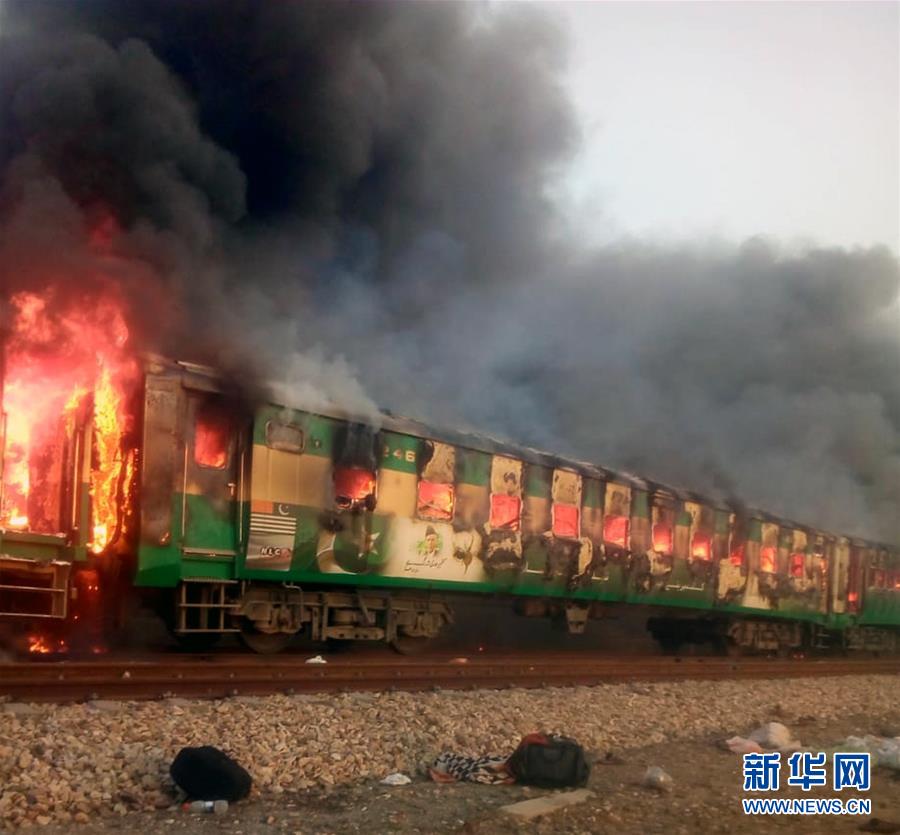 （國際）（5）巴基斯坦一旅客列車起火 導(dǎo)致至少65人死亡