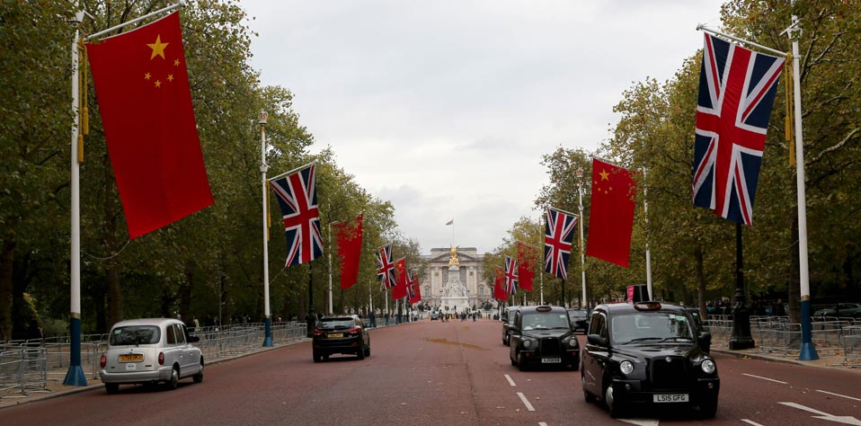 中英兩國(guó)國(guó)旗懸掛在倫敦街頭