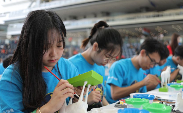 香港近千名青少年刷新“最多人同時(shí)為雕像涂色”吉尼斯世界紀(jì)錄